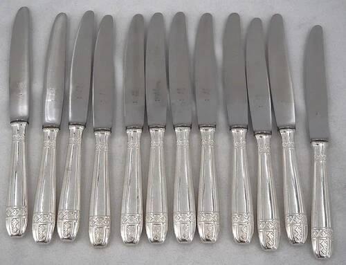 12 dessert, cheese, and hors d'oeuvre knives Grand Prix, Art Deco in silver-plated metal.