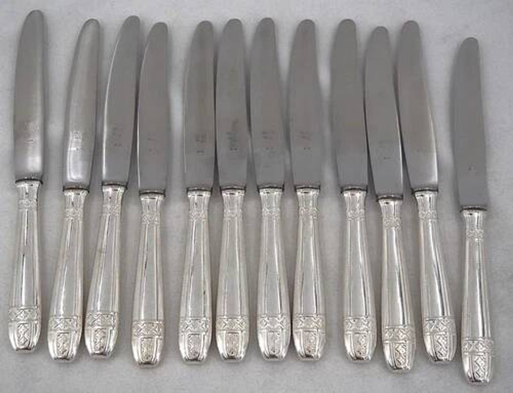 12 dessert, cheese, and hors d'oeuvre knives Grand Prix, Art Deco in silver-plated metal.