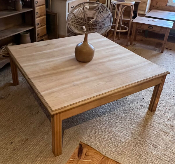 Grande table basse carrée ancienne en bois massif brut