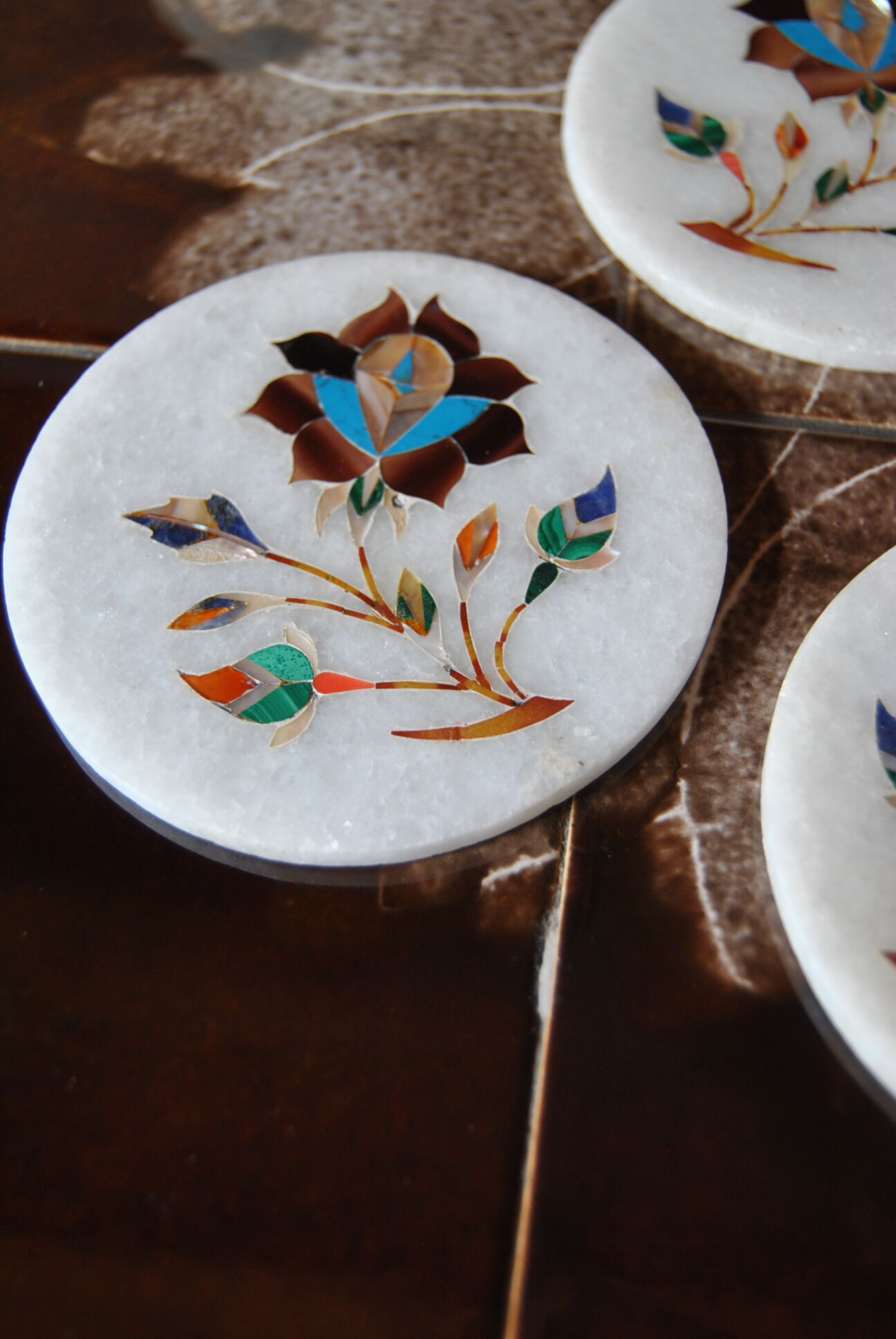 Set of 5 marble and inlaid stone coasters - Artisanal
