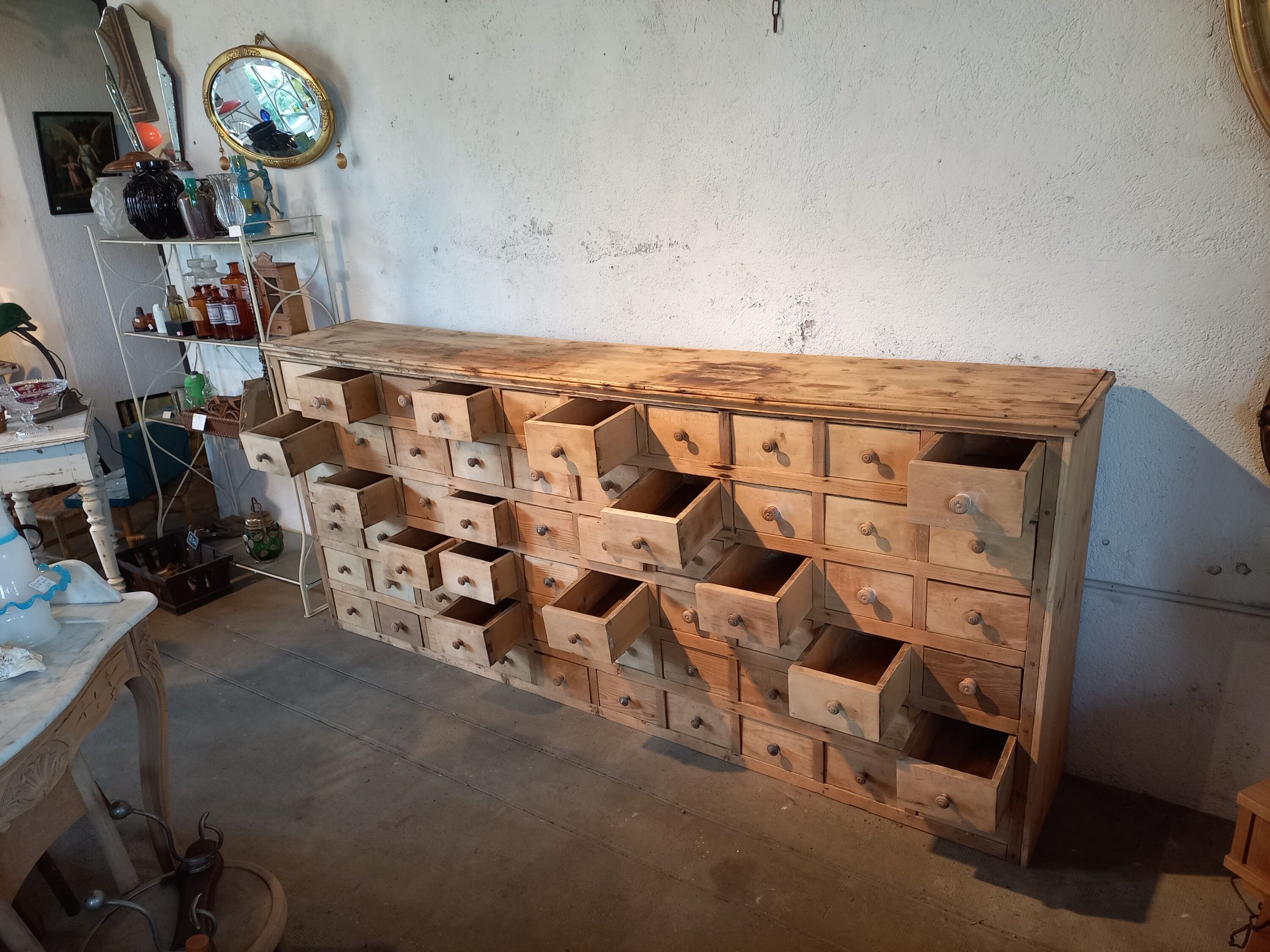 Trade cabinet with drawers