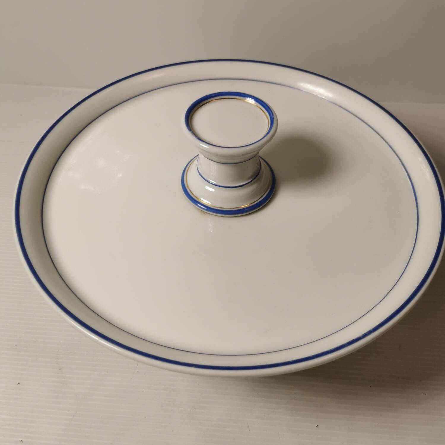Cake tray / standing tray in white porcelain with elegant gold and blue edging