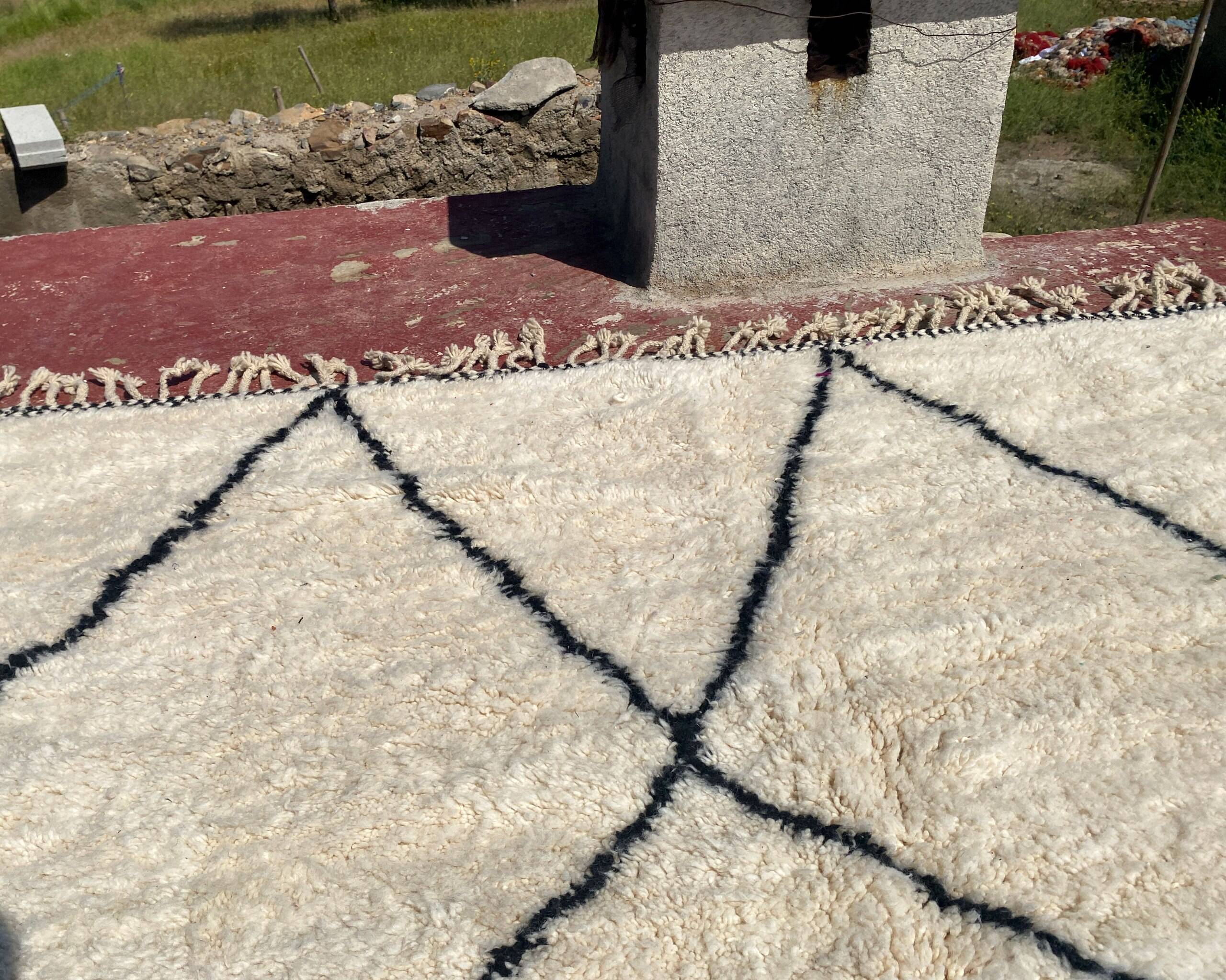 Very large vintage Beni Ouarain rug in cream wool with black diamonds, 426x344cm.
