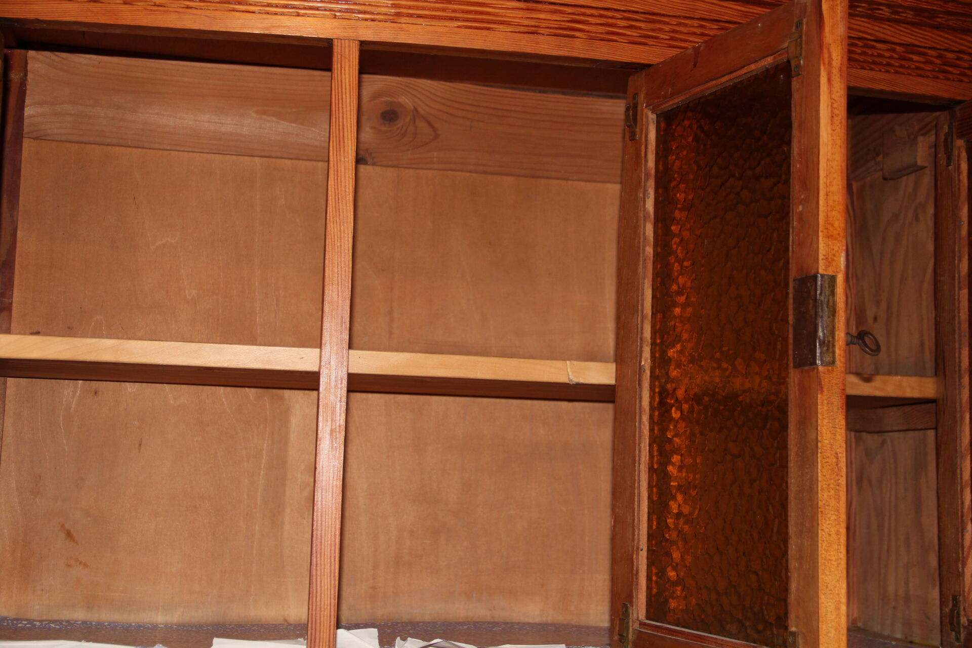 Double-body cabinet in varnished pine sun tones