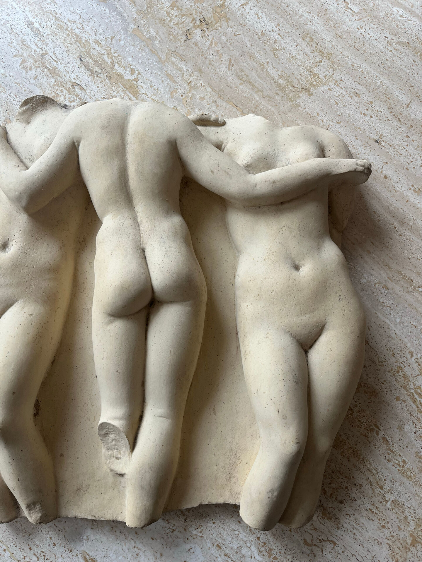 Bas-relief en plâtre patiné