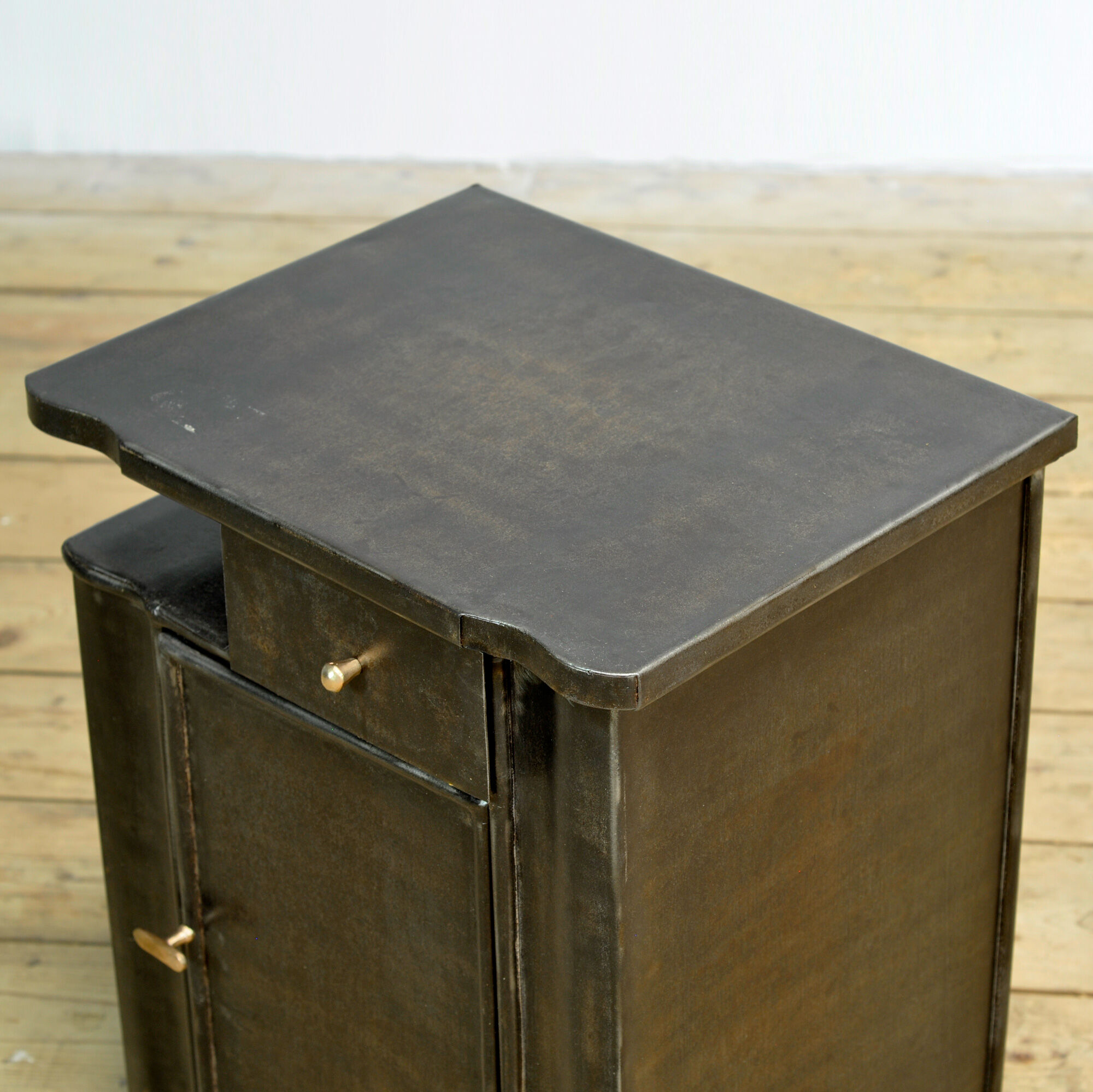 Table de chevet en fer, vers 1930