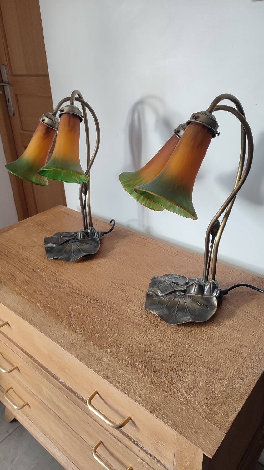 Deux lampes nénuphar en laiton et verre