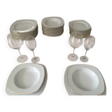 Service vaisselle blanc à  bordure dorée 36 pièces