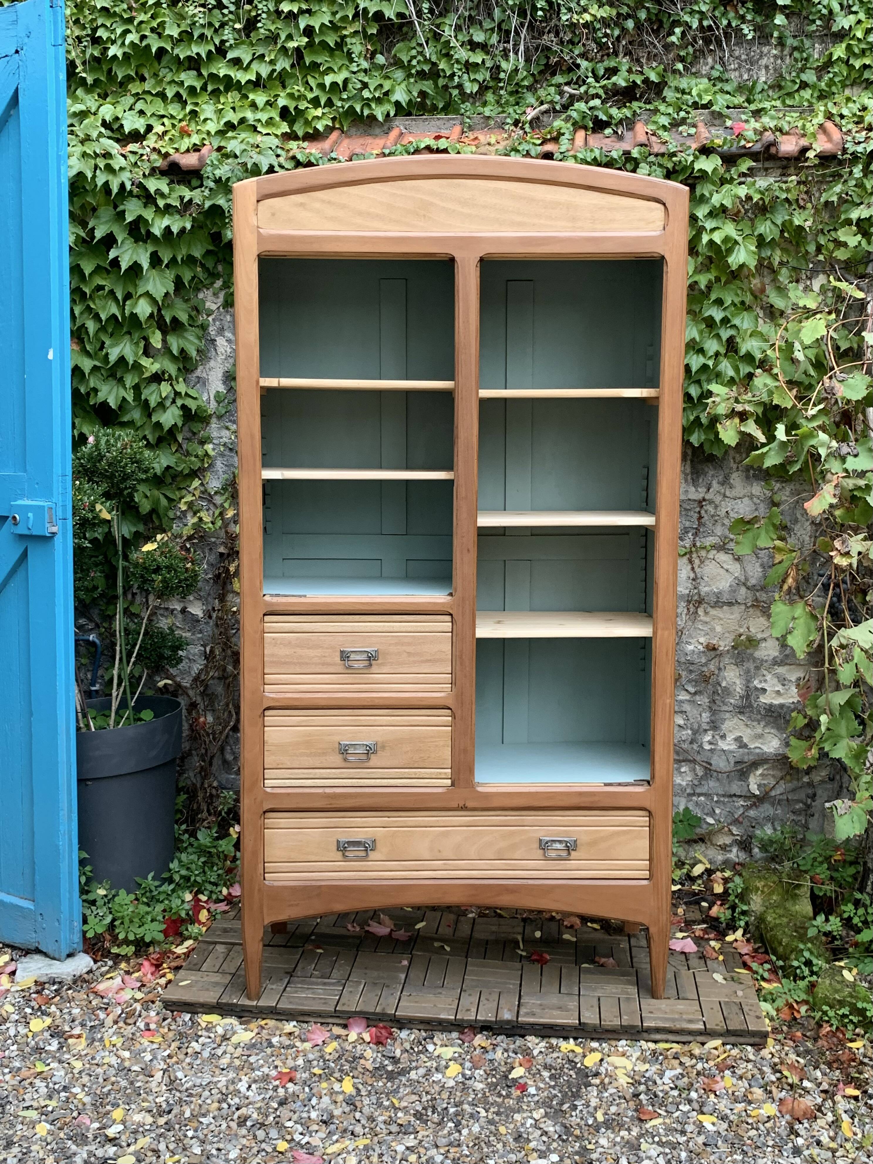 Armoire parisienne d’hôtel vitrée bois brut 1930