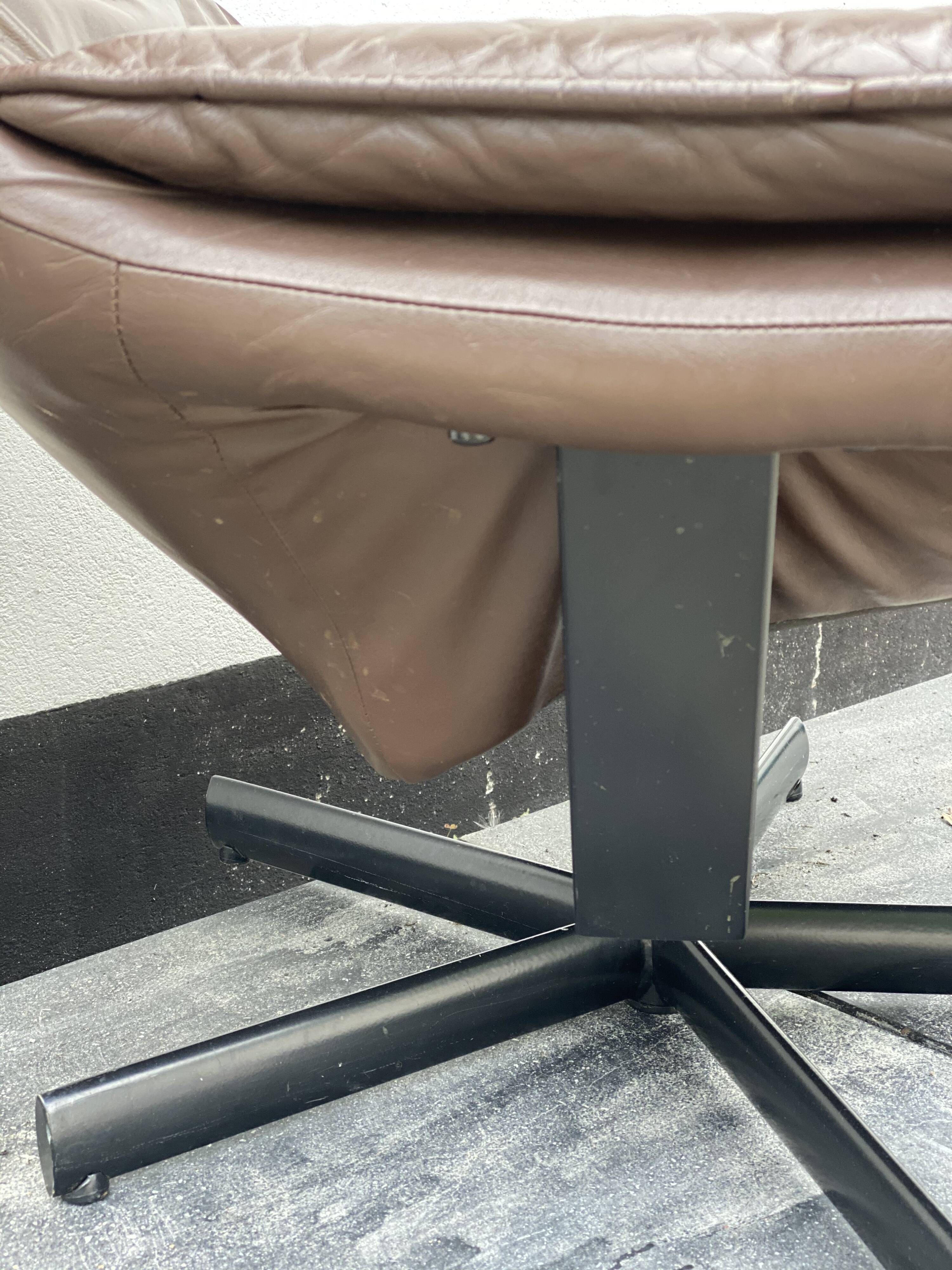 Fauteuil pivotant en cuir brun des années 1970