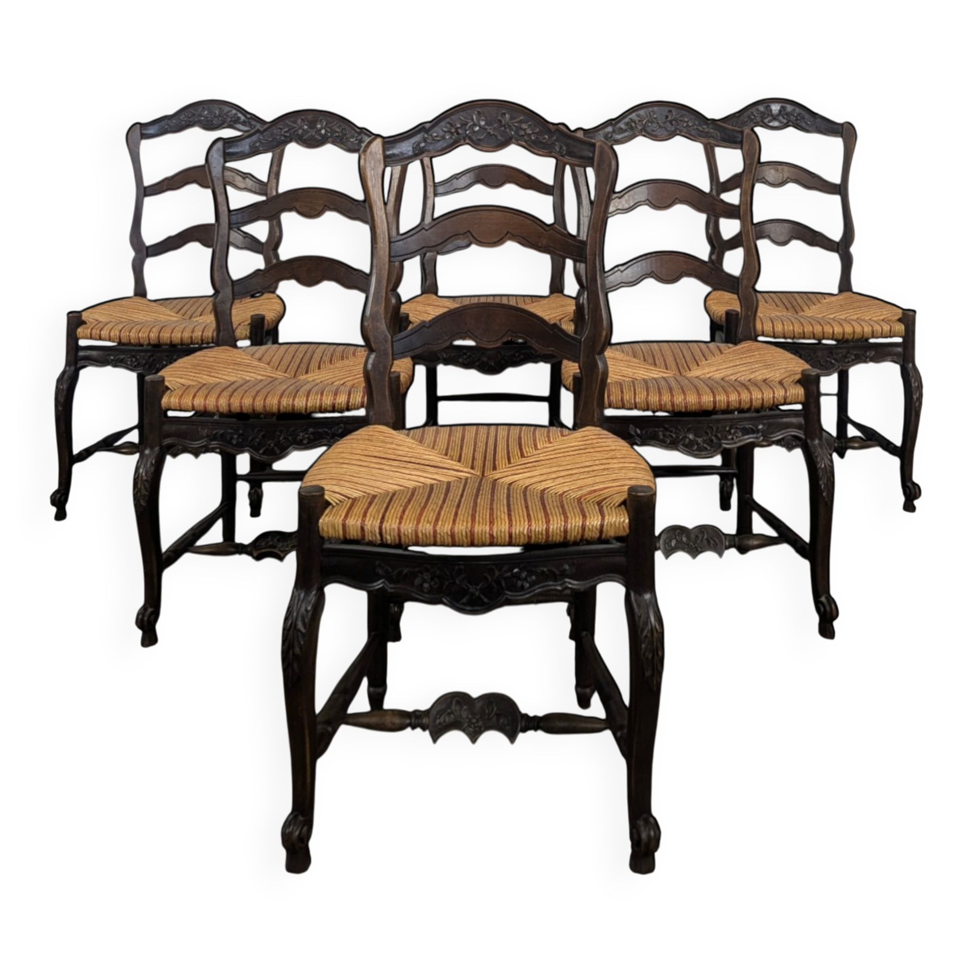 Série de 6 larges chaises de style Provençal en Noyer sculté