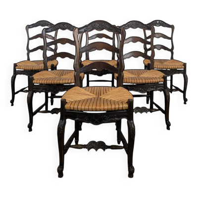 Série de 6 larges chaises de style Provençal en Noyer sculté