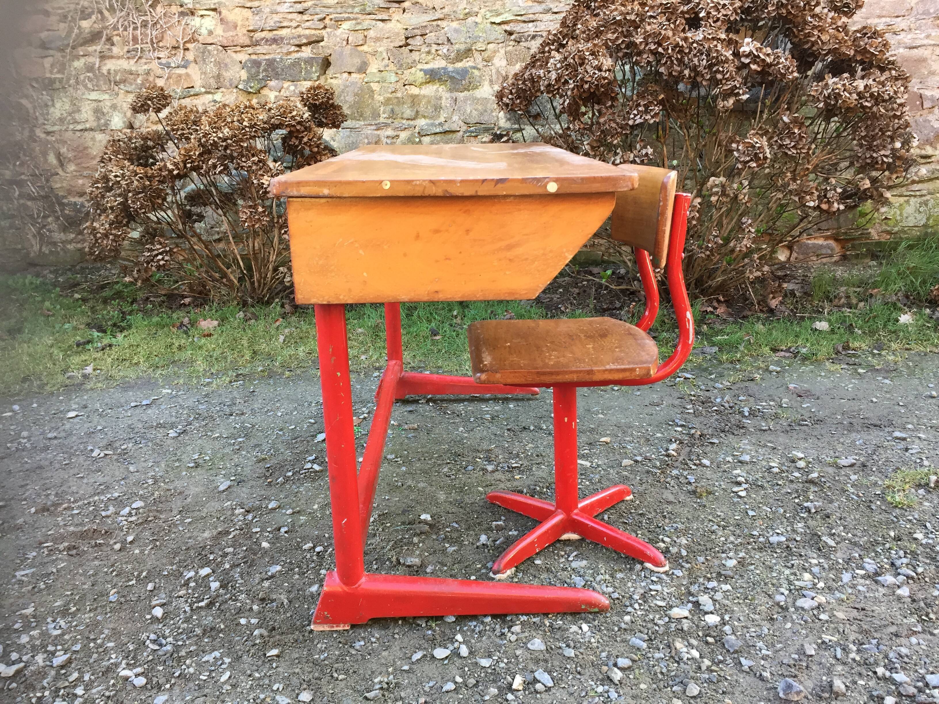 Vintage children's desk 2 places wood and metal with its 2 chairs.