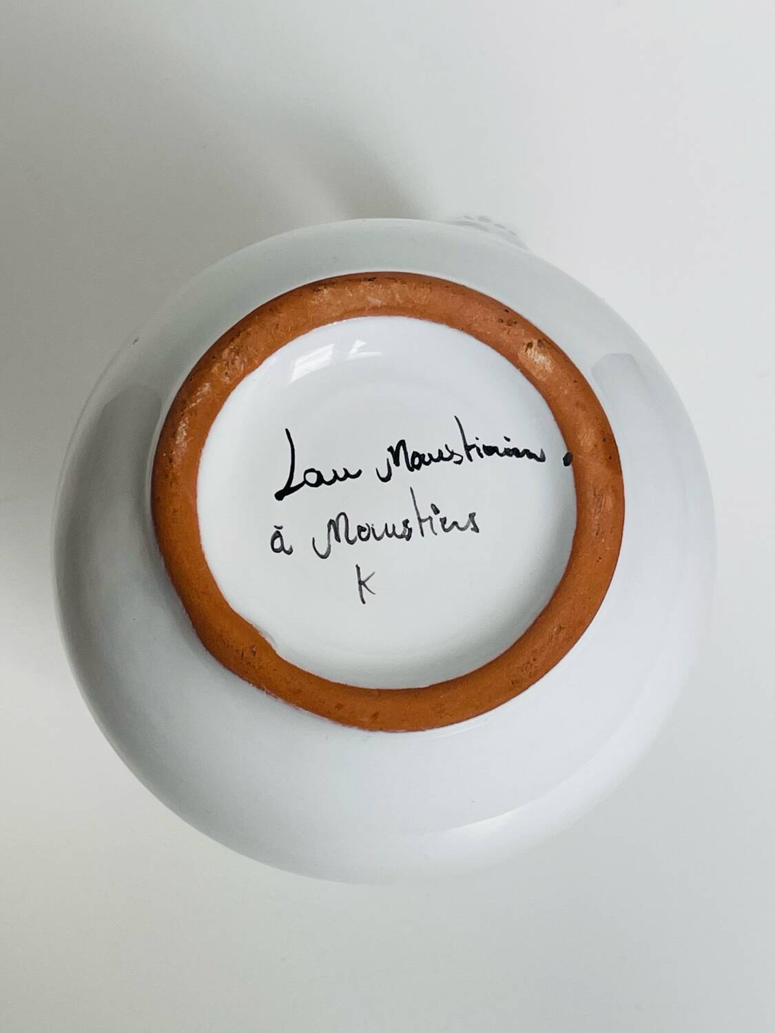 Pichet Moustiers à décor floral bleu