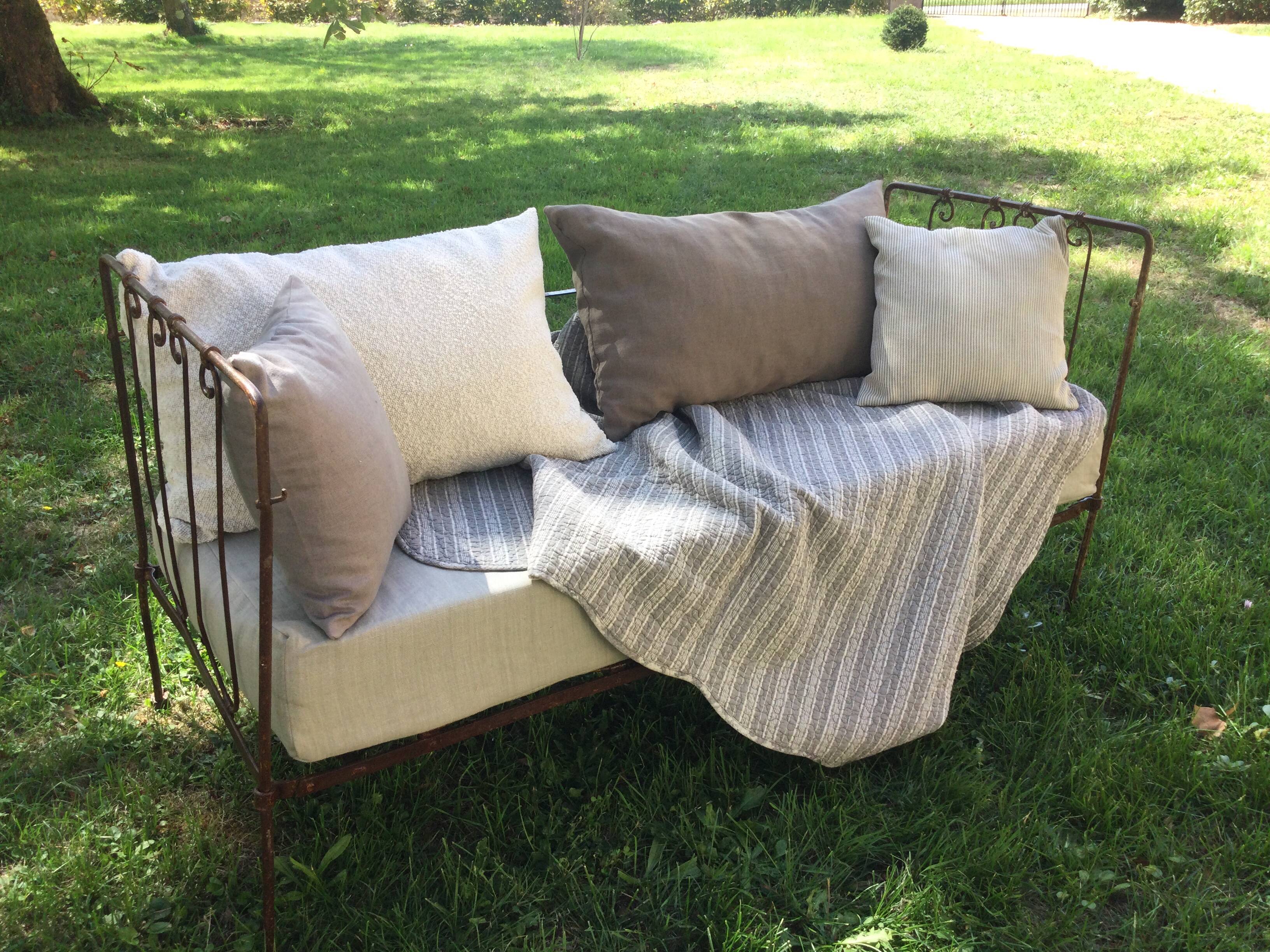 Lit banquette ancien fer forgé avec coussins