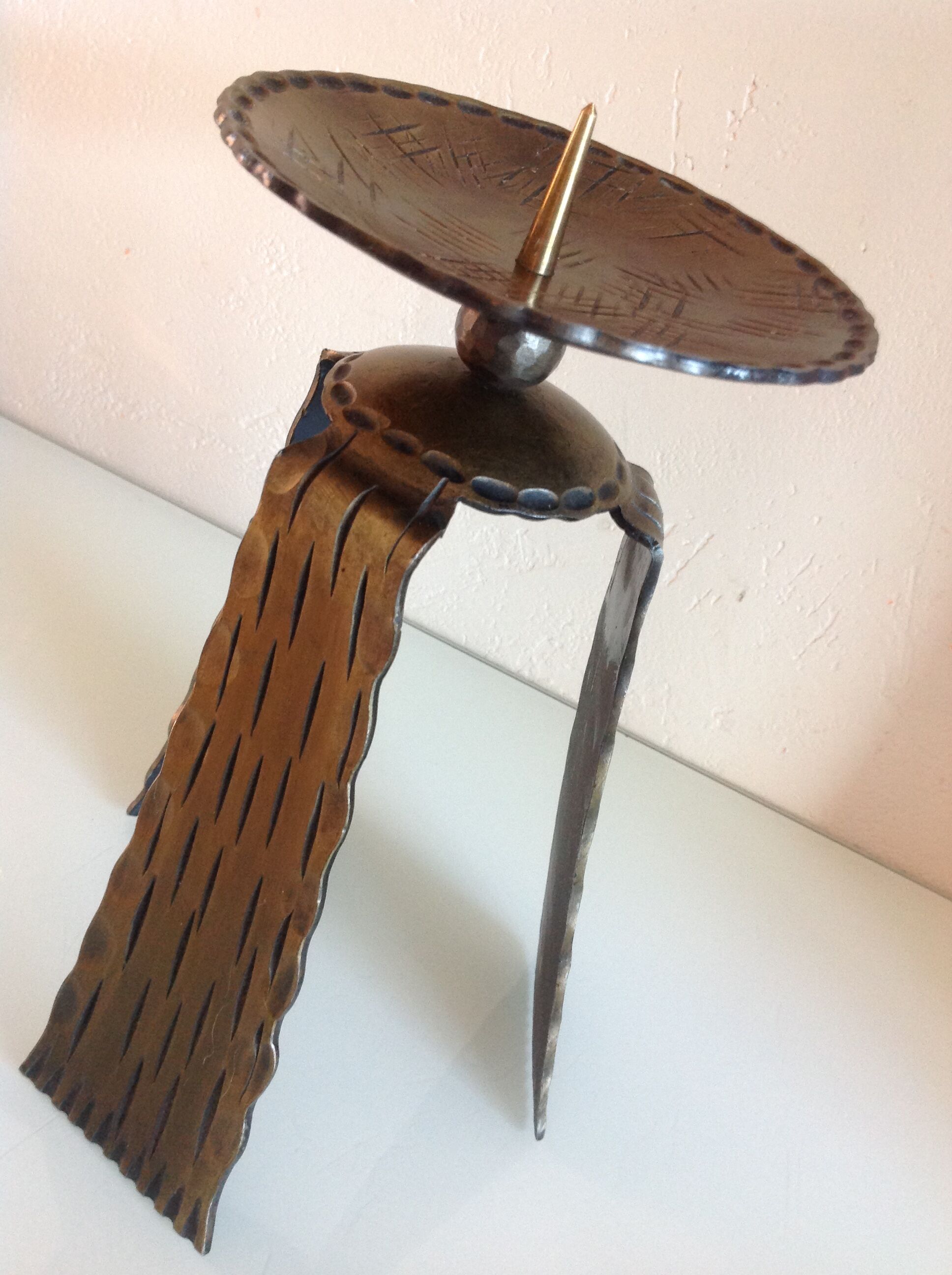 Brutalist candle holder tripod in golden metal / vintage 60s-70s