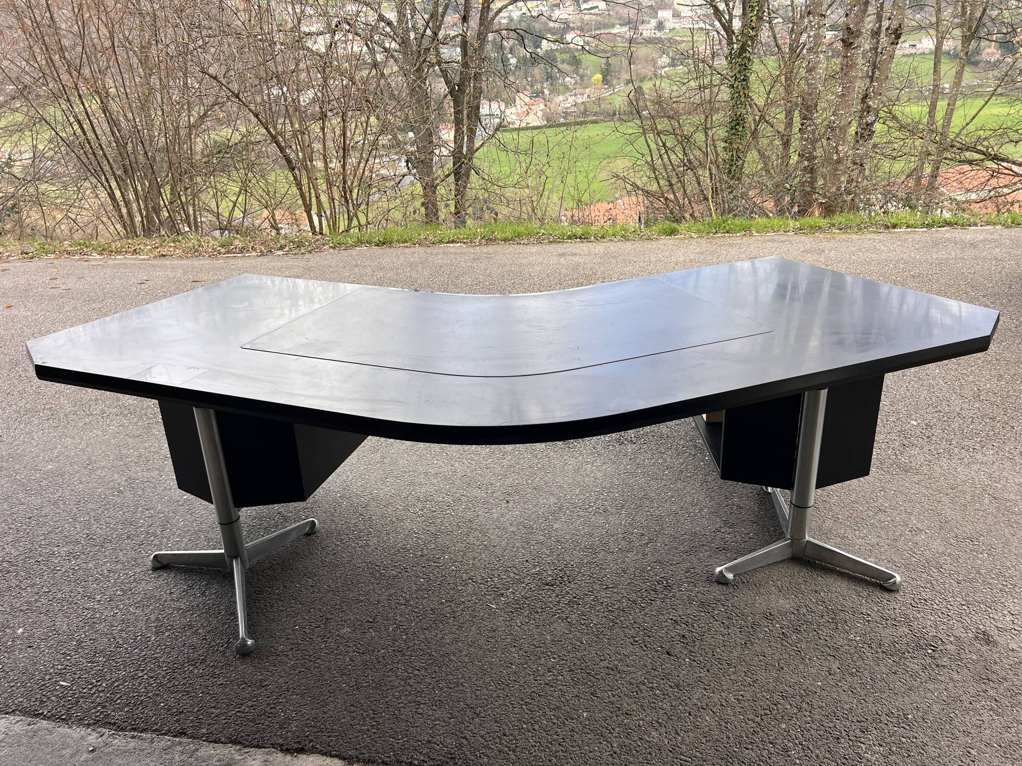 Boomerang Black Executive Desk assigned to Osvaldo Borsani for Tecno,