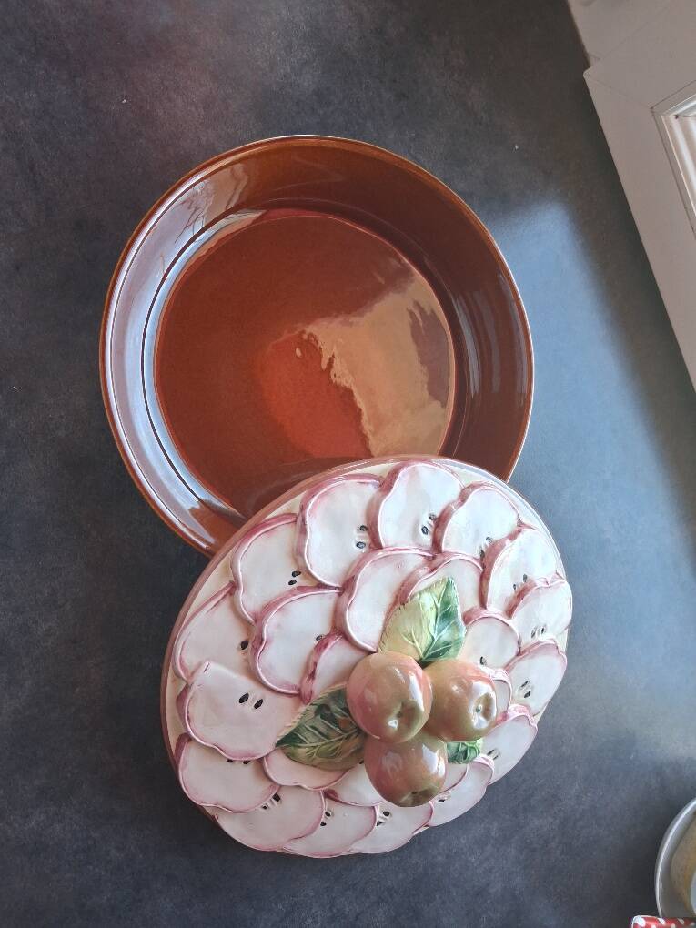 Pie dish / Tatin with a trompe-l'œil lid in slipware – Apple decoration