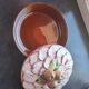 Pie dish / Tatin with a trompe-l'œil lid in slipware – Apple decoration