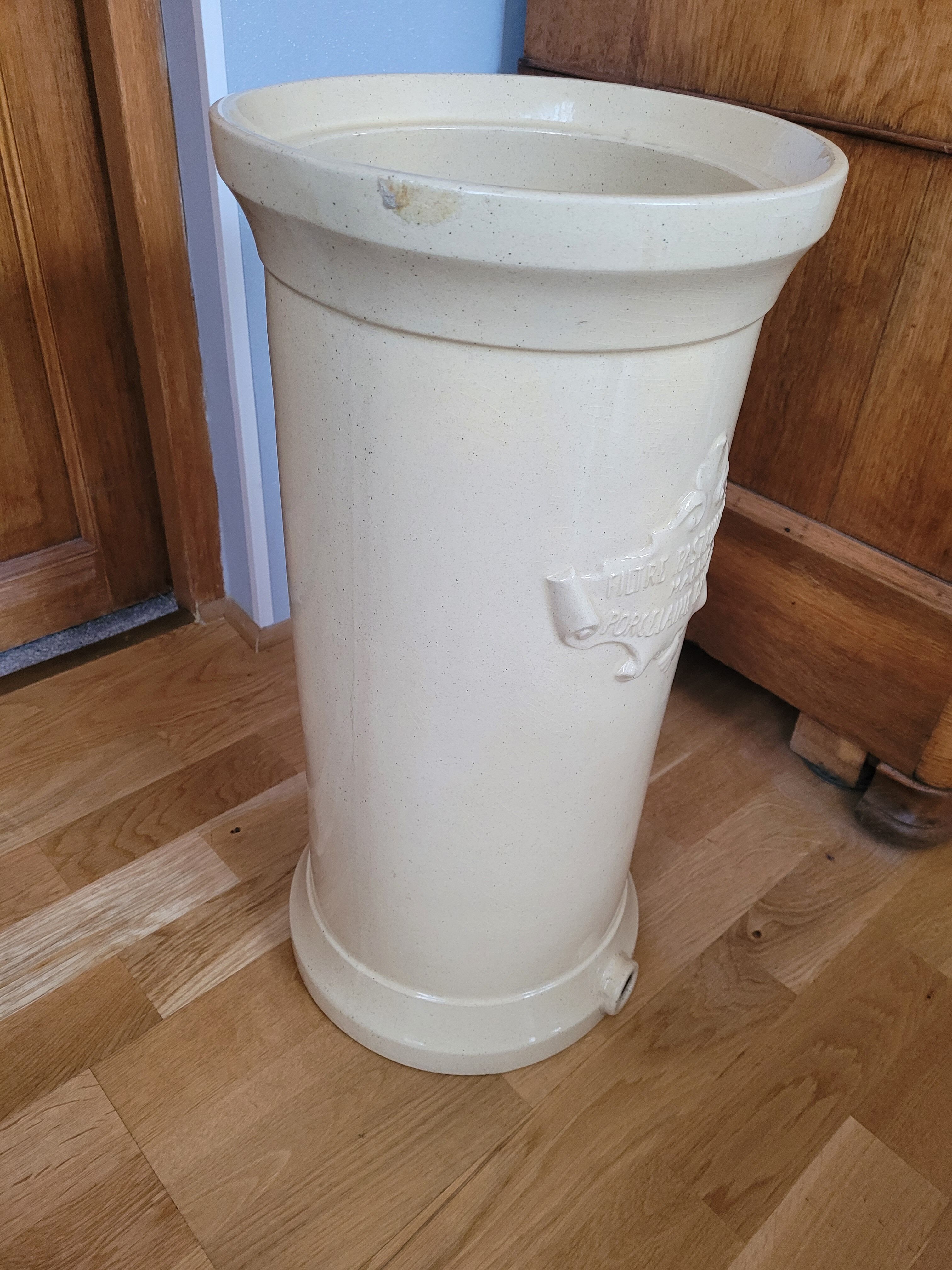 Umbrella door in glazed and vintage porcelain.