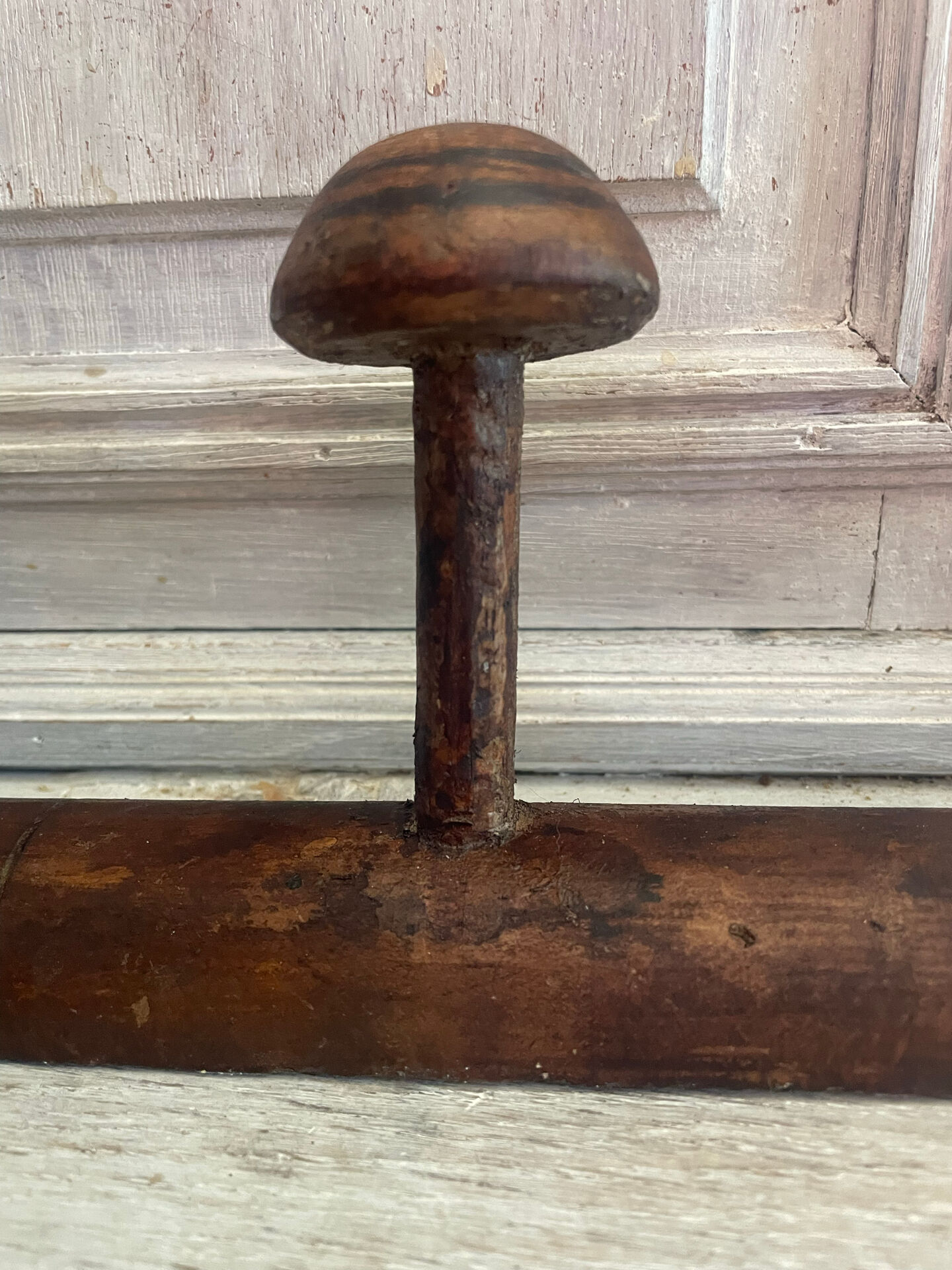 Wall-mounted wooden coat rack with 6 hooks