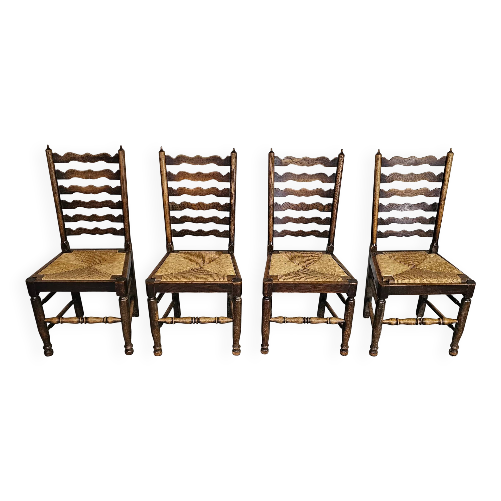 Ensemble de 4 chaises de salle à manger en chêne, rustiques, de ferme, à dossier en échelle avec sièges en jonc, années 1960