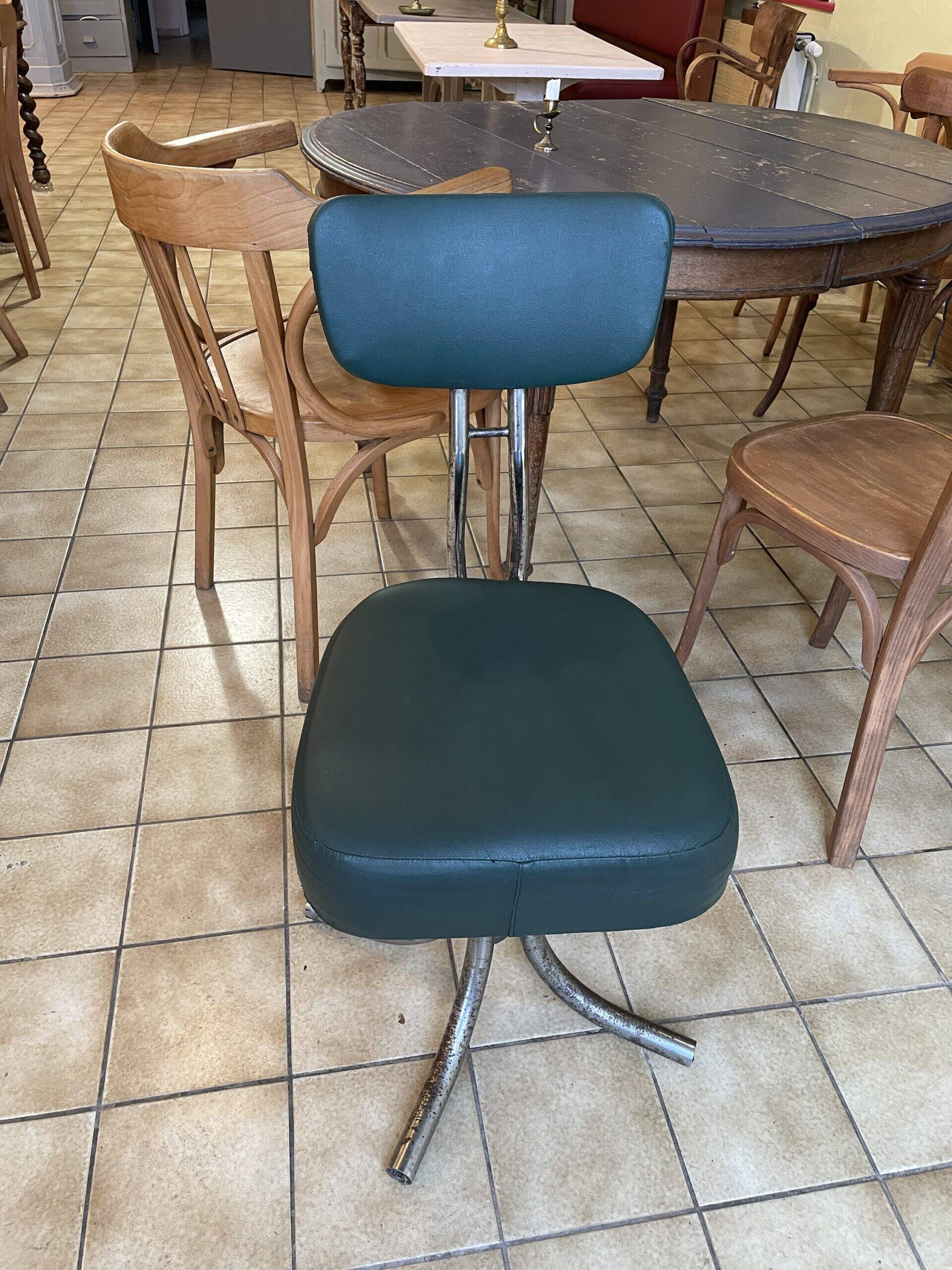 Pullman style workshop chair