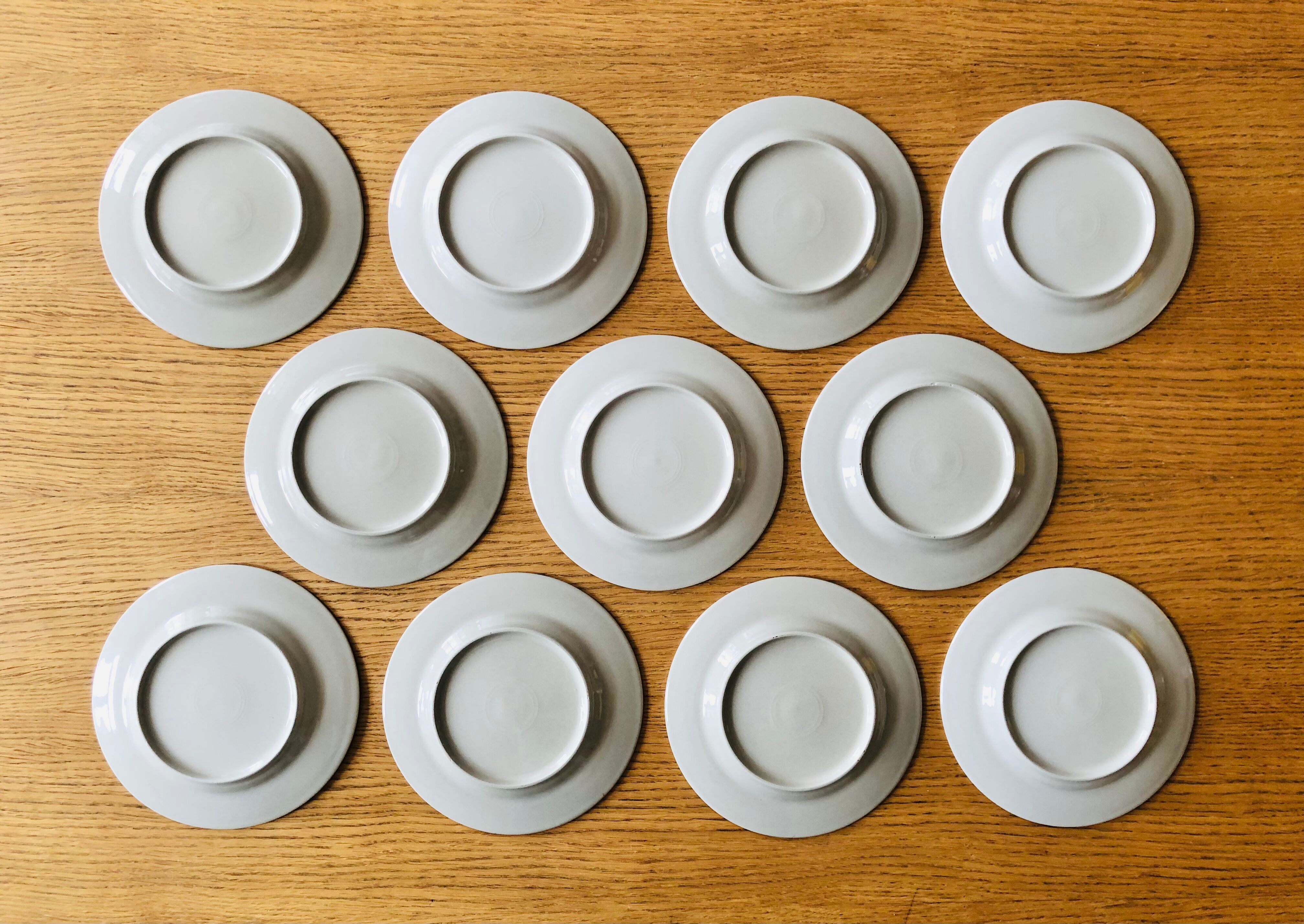 11 Assiettes à dessert en grès moucheté vintage