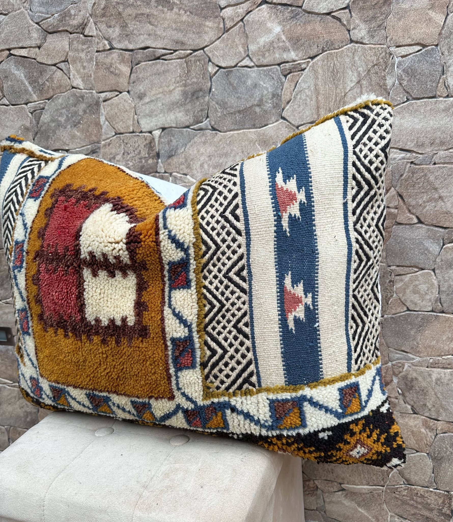 Vintage cushion cover in Berber kilim: Moroccan wool cushion.