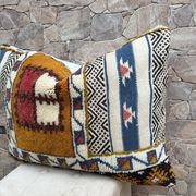 Vintage cushion cover in Berber kilim: Moroccan wool cushion.