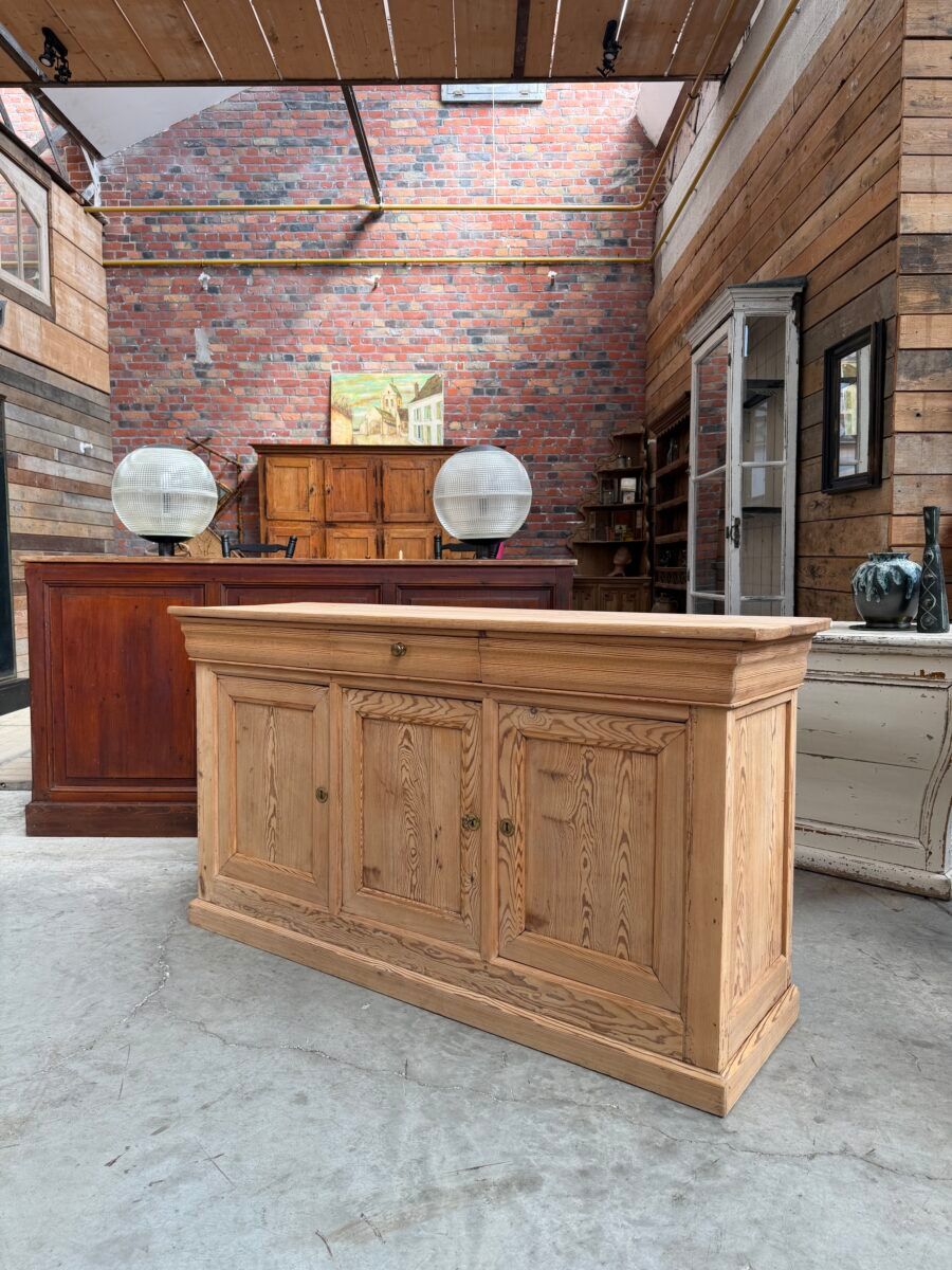 Three-door buffet from the early 20th century.