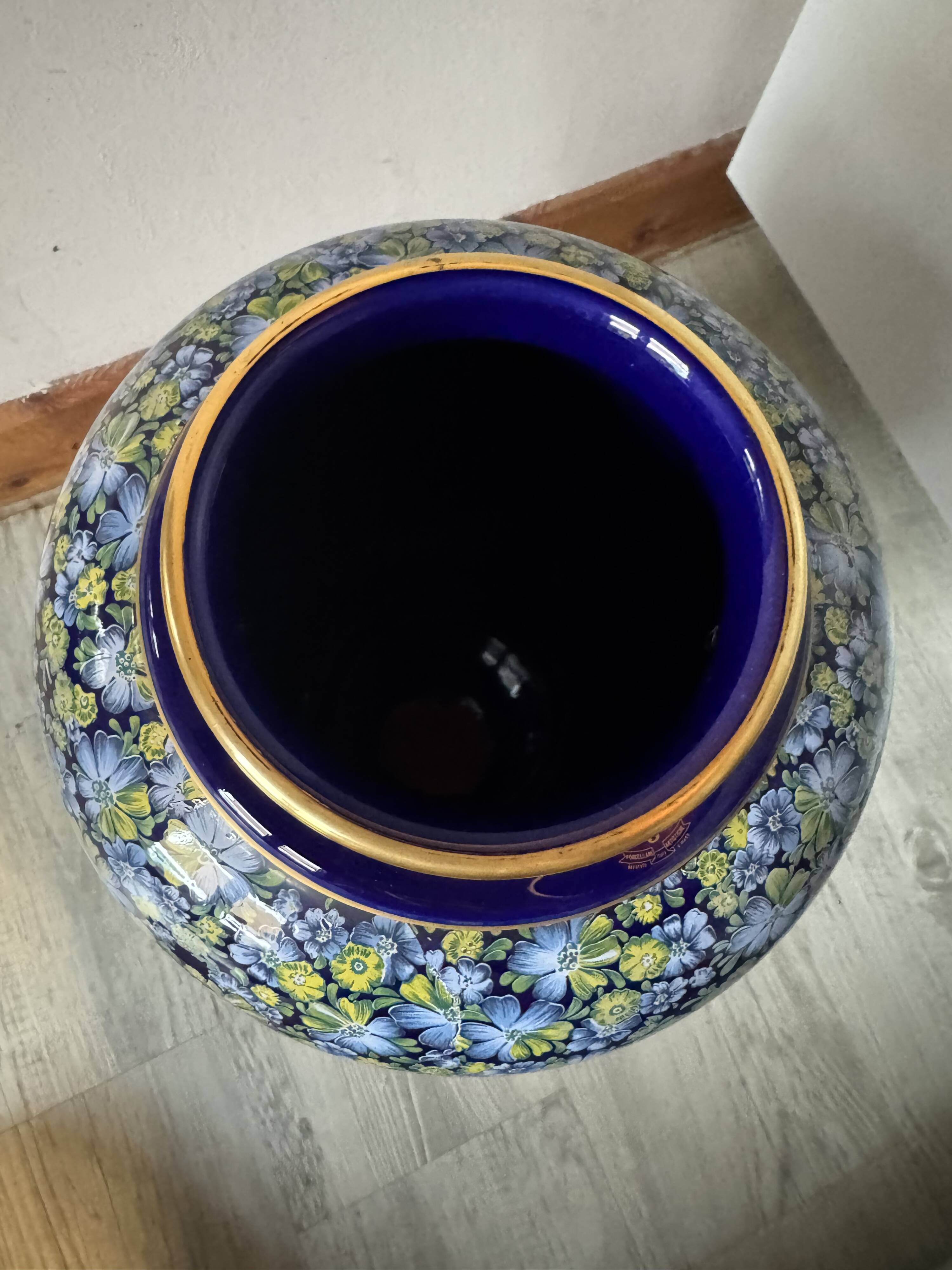 Decorative porcelain vase