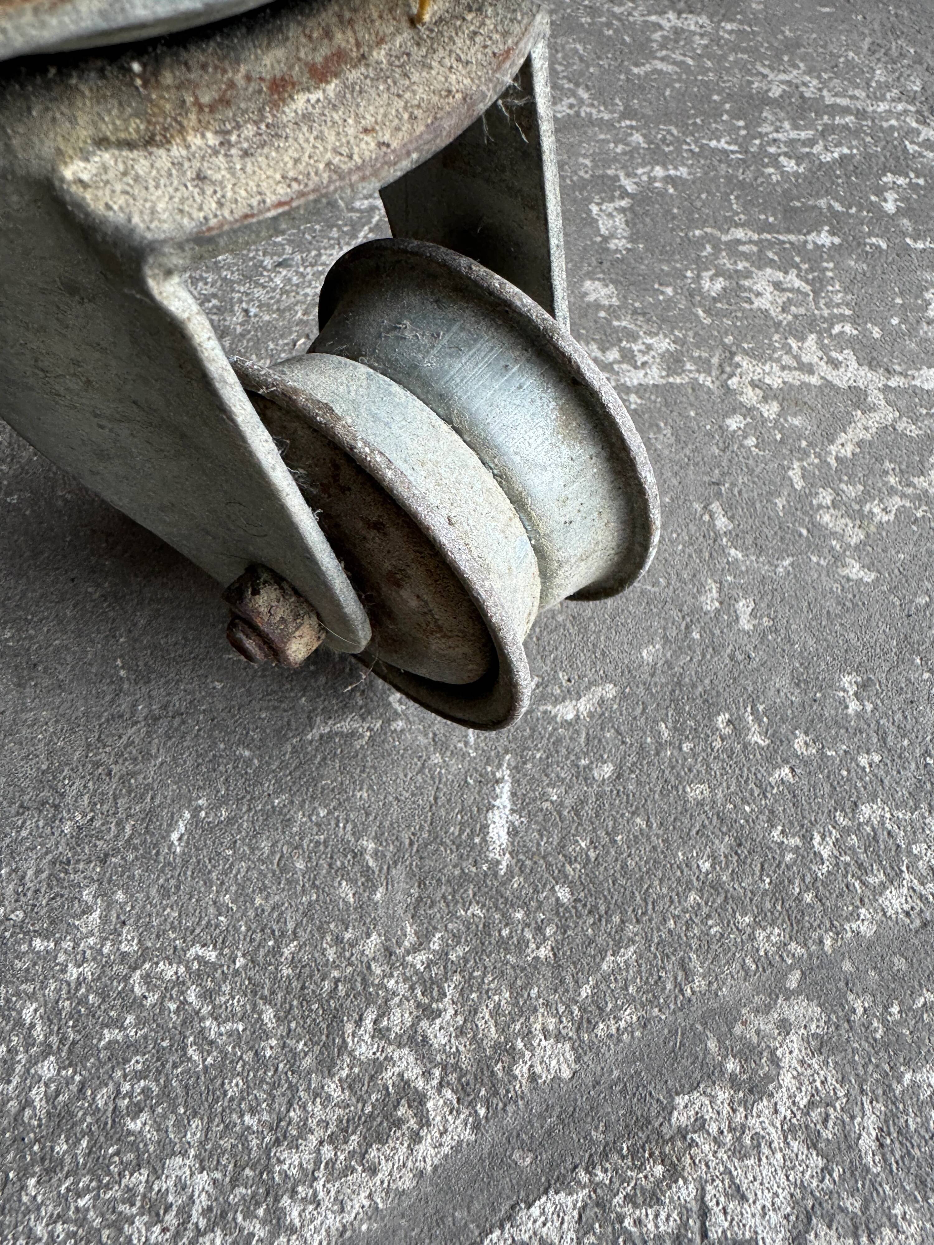 Étagère de boulangerie belge de l'entre-deux-guerres — Structure en métal foncé et étagères en bois brun, vers 1930