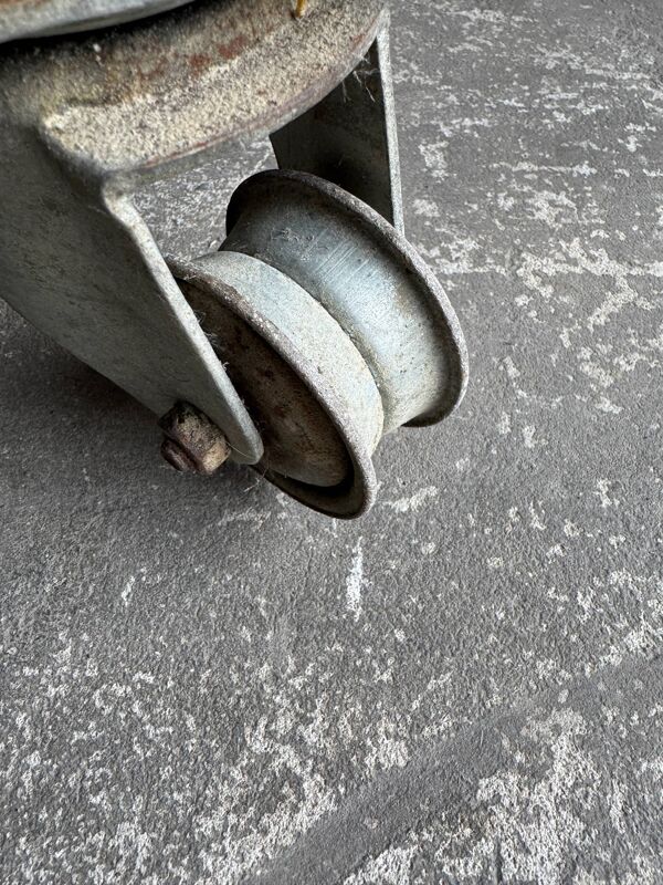 Étagère de boulangerie belge de l'entre-deux-guerres — Structure en métal foncé et étagères en bois brun, vers 1930