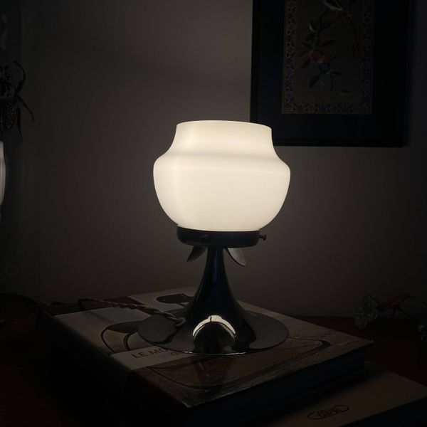 Lampe vintage globe en verre en verre opaline blanc et métal chromé