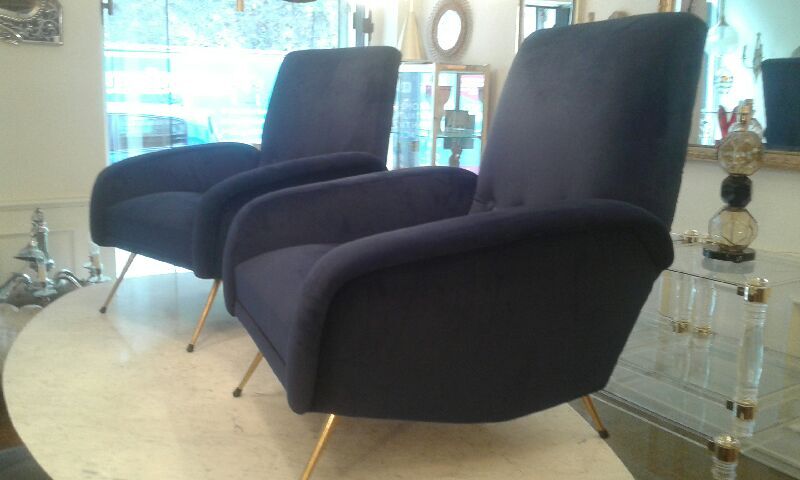 Paire de fauteuils des années 1950 en velours bleu