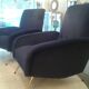 Paire de fauteuils des années 1950 en velours bleu