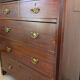 19th-century English commode in mahogany, with an antique patina and classic elegance.