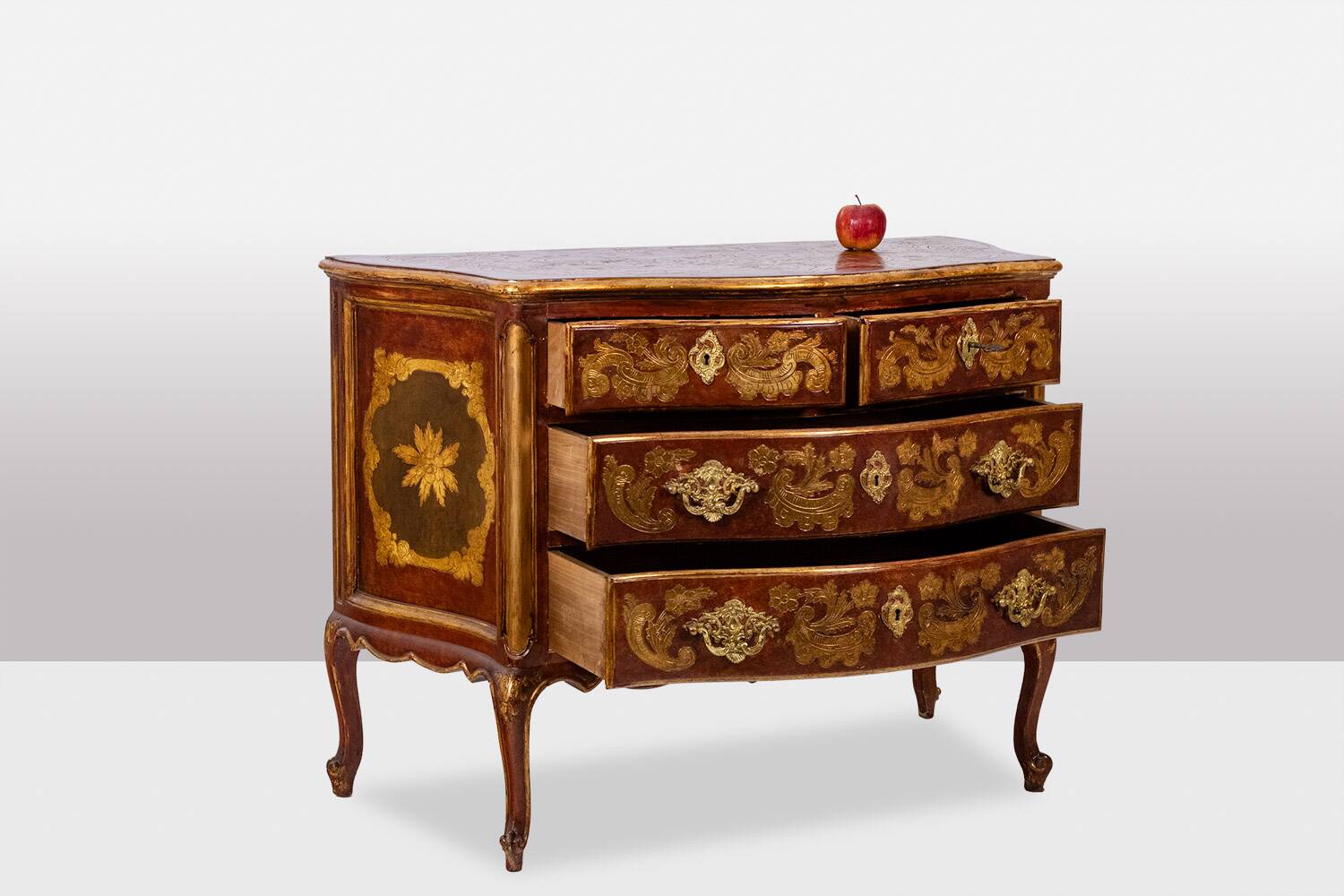 Venetian Louis XV style chest of drawers. 1950s.