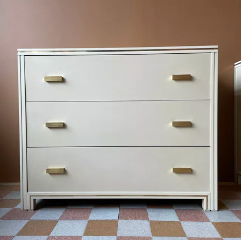 Commode Hollywood Regency crème par Pierre Vandel