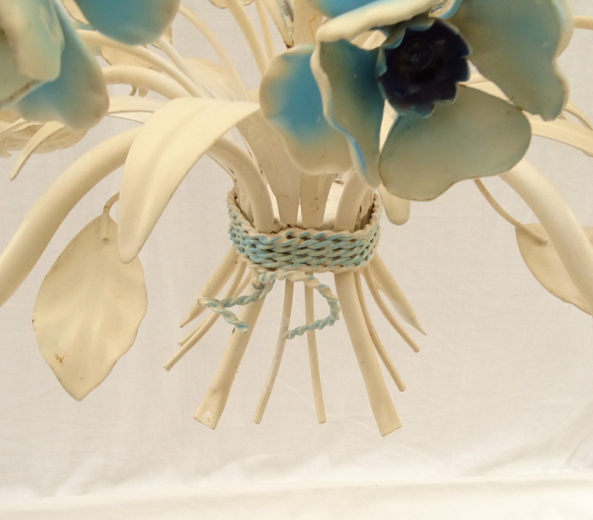 Vintage chandelier bouquet of blue flowers 5 candles in painted sheet metal.