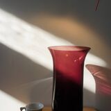 Vase violet en verre soufflé