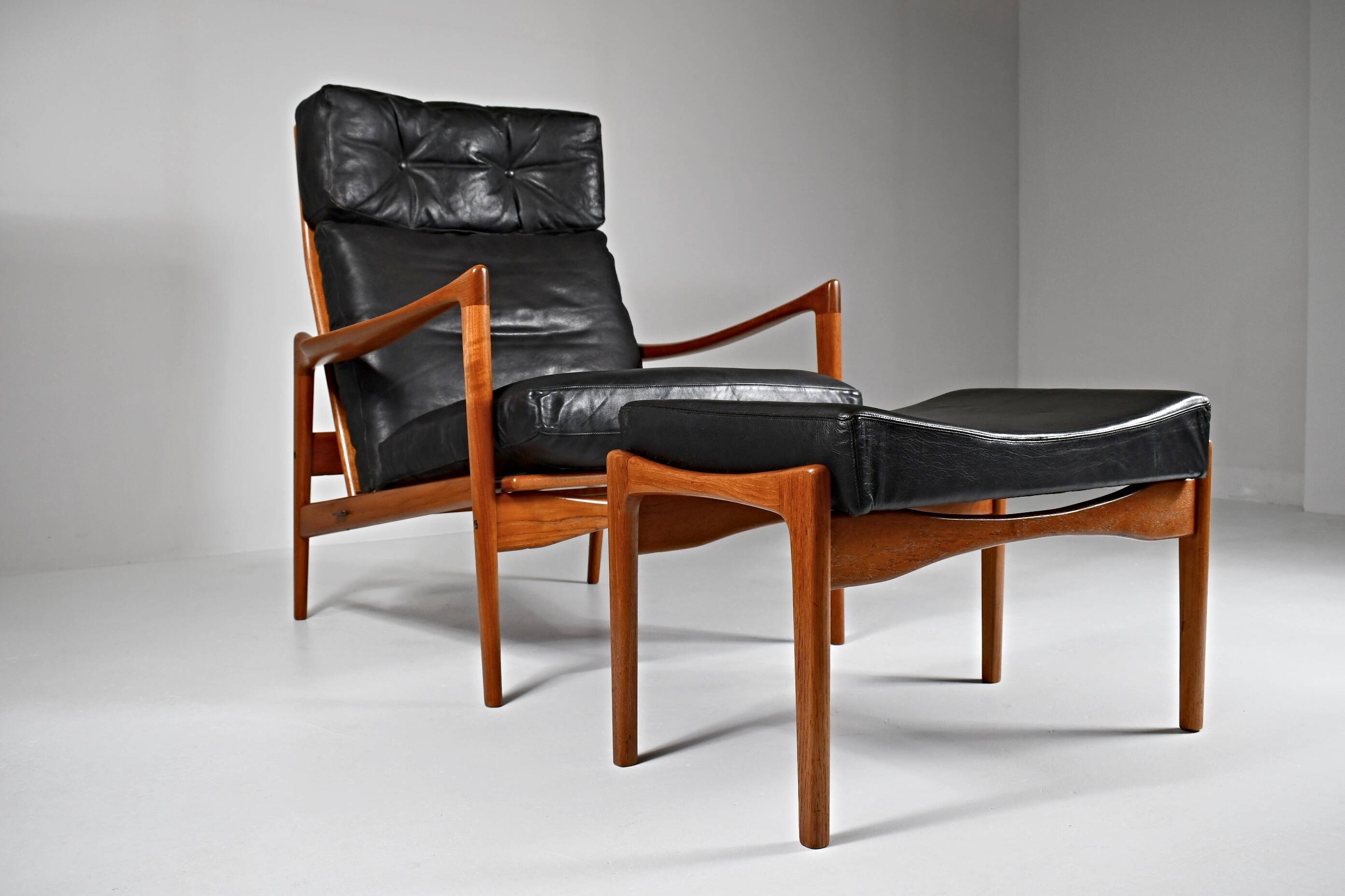 Fauteuil et repose-pieds par Ib Kofod-Larsen pour OPE, Suède