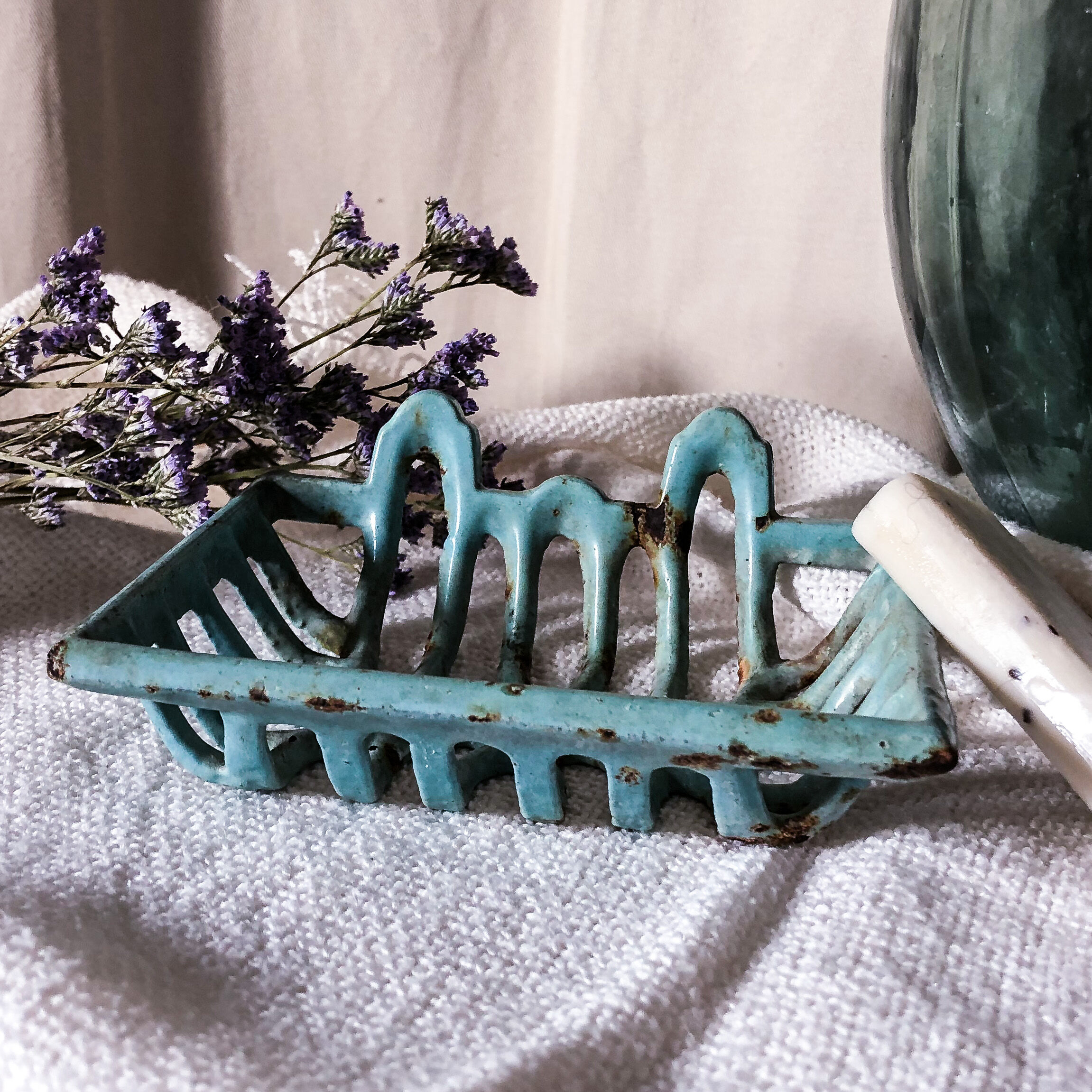 Cast-cast-or-white soap holder