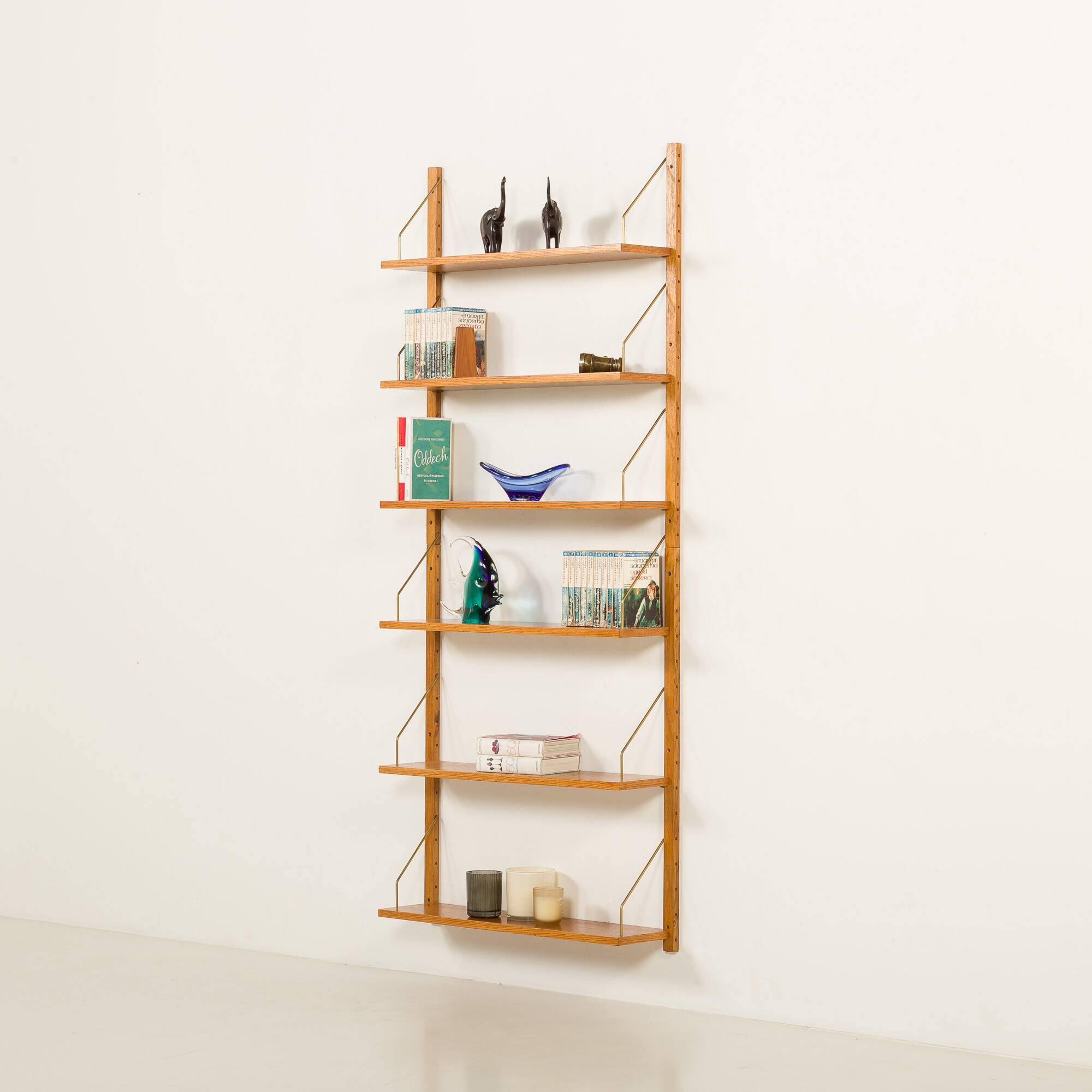 Étagère scandinave des années 60 en chêne doré.