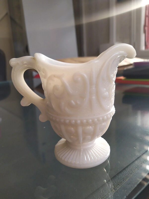 Pichet en opaline de foire