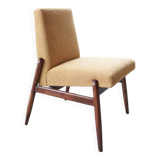 Fauteuil lounge vintage jaune avec accoudoirs en tissu bouclé, bois de noyer, style scandinave