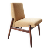 Fauteuil lounge vintage jaune avec accoudoirs en tissu bouclé, bois de noyer, style scandinave