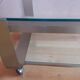 Table basse années 1970, en métal 2 tons et verre.