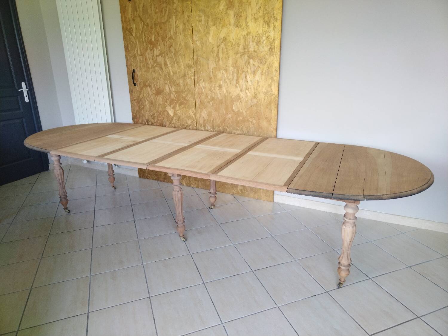 Large oval table in solid walnut renovated